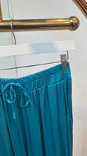 Laden Sie das Bild in den Galerie-Viewer, Satin Optik Hosen
