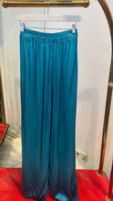 Laden Sie das Bild in den Galerie-Viewer, Satin Optik Hosen
