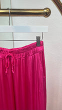 Laden Sie das Bild in den Galerie-Viewer, Satin Optik Hosen