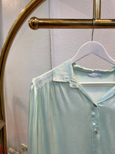 Laden Sie das Bild in den Galerie-Viewer, Satin Optik Blusen