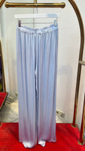 Laden Sie das Bild in den Galerie-Viewer, Satin Optik Hosen