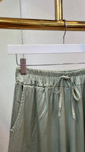 Laden Sie das Bild in den Galerie-Viewer, Satin Optik Hosen