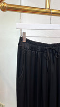 Laden Sie das Bild in den Galerie-Viewer, Satin Optik Hosen
