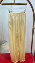 Laden Sie das Bild in den Galerie-Viewer, Satin Optik Hosen