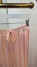 Laden Sie das Bild in den Galerie-Viewer, Satin Optik Hosen