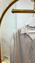 Laden Sie das Bild in den Galerie-Viewer, Satin Optik Blusen