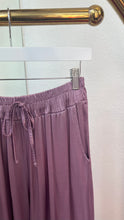 Laden Sie das Bild in den Galerie-Viewer, Satin Optik Hosen